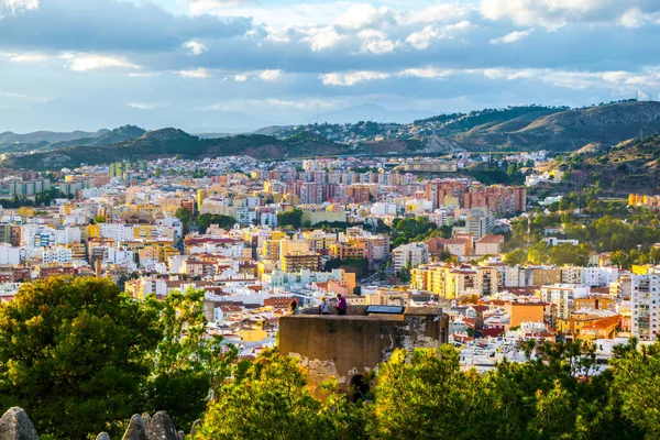 Люди Насолоджуються Повітряним Видом Іспанське Місто Малага Вежі Замку Гібралфаро — стокове фото
