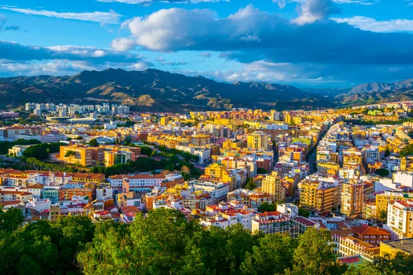 スペインのマラガ市と旧市街と隣接する住宅地の屋根の空中風景 — ストック写真