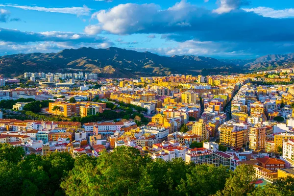 スペインのマラガ市と旧市街と隣接する住宅地の屋根の空中風景 — ストック写真