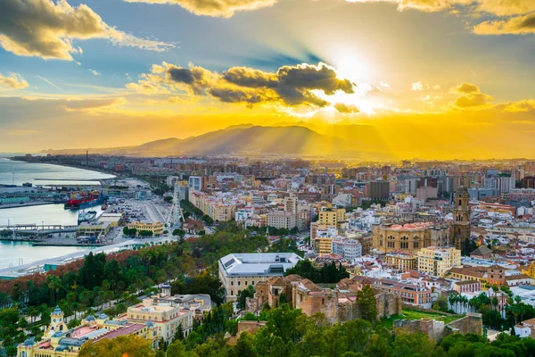 Gibralfaro Kalesi 'nden çekilen Malaga hava görüntüsü. Gün batımında Malaga Limanı, Alcazaba Kalesi ve Malaga Katedrali de dahil.