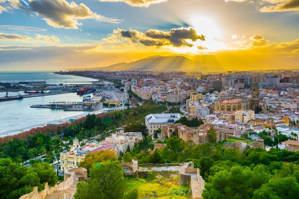 Gibralfaro Kalesi 'nden çekilen Malaga hava görüntüsü. Gün batımında Malaga Limanı, Alcazaba Kalesi ve Malaga Katedrali de dahil.