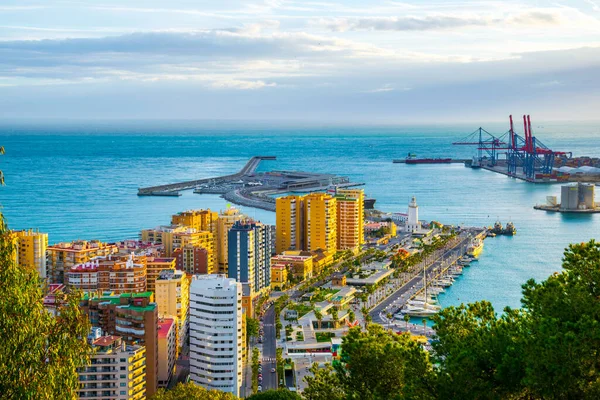 Gün batımında Malaga limanının havadan görüntüsü