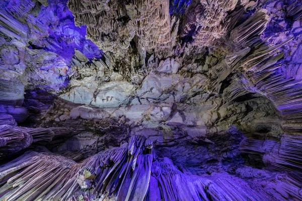 Освітлена Печера Святого Михайла Гібралтар — стокове фото