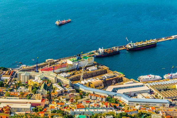 Perdenin tepesinden çekilen Cebelitarık 'ın havadan görünüşü.