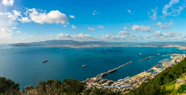 Cebelitarık, Algeciras Körfezi ve la linea de la concepcion 'un yukarıdaki kayadan havadan görünüşü.