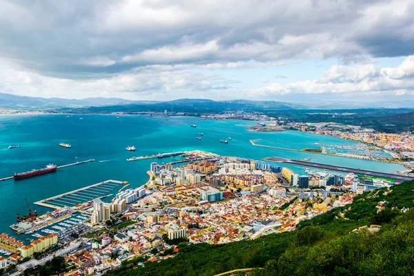 Gibraltar 'ın yukarıdaki kayanın üstünden havadan görünüşü.