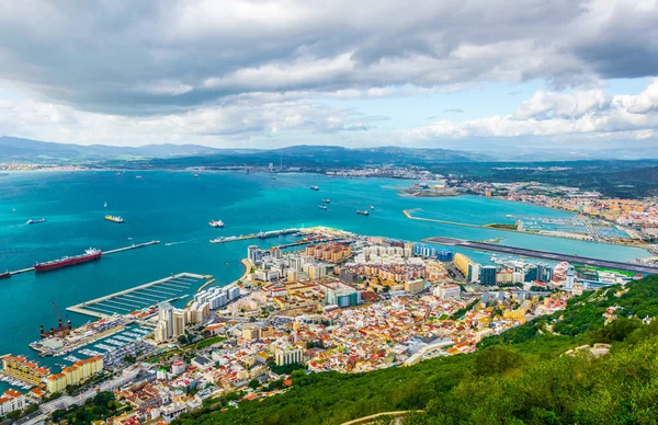 Gibraltar 'ın yukarıdaki kayanın üstünden havadan görünüşü.