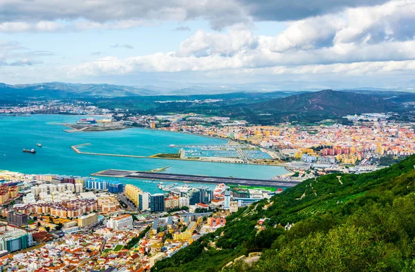 Gibraltar 'ın yukarıdaki kayanın üstünden havadan görünüşü.