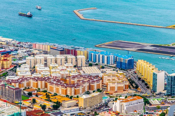 Gibraltar 'ın yukarıdaki kayanın üstünden havadan görünüşü.