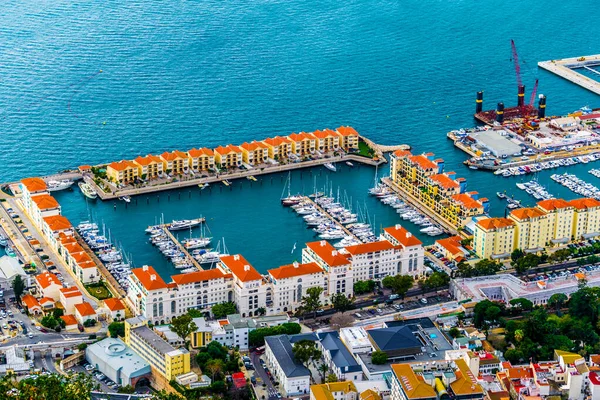 Cebelitarık 'taki bir marinanın havadan görünüşü