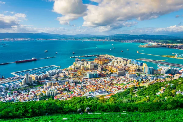 Gibraltar 'ın yukarıdaki kayanın üstünden havadan görünüşü.