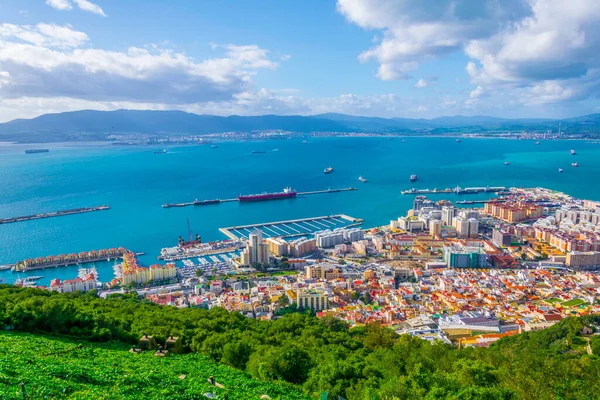 Gibraltar 'ın yukarıdaki kayanın üstünden havadan görünüşü.