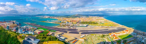 Gibraltar 'ın havadan görünüşü, havaalanı, İspanya ve Algeciras Körfezi' ndeki la linea de la concepcion kasabası..