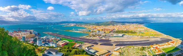 スペインとアルジェシラス湾のジブラルタル その空港 ライン コンセプションの町の空中ビュー — ストック写真