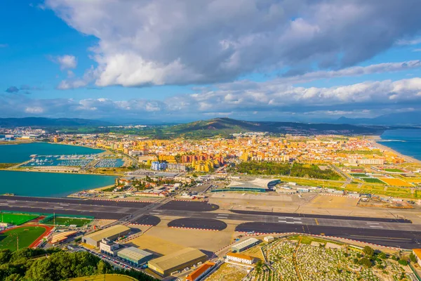 Gibraltar 'ın havadan görünüşü, havaalanı, İspanya ve Algeciras Körfezi' ndeki la linea de la concepcion kasabası..