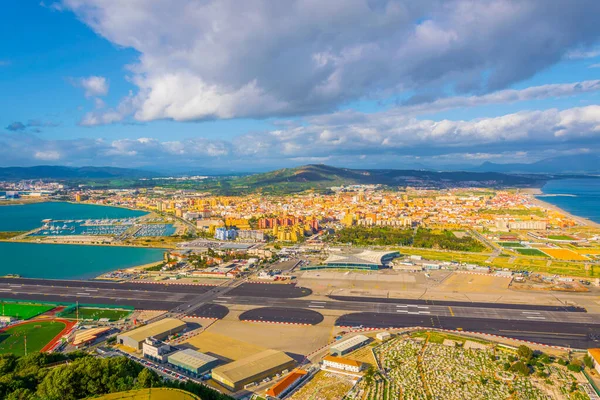 Gibraltar 'ın havadan görünüşü, havaalanı, İspanya ve Algeciras Körfezi' ndeki la linea de la concepcion kasabası..