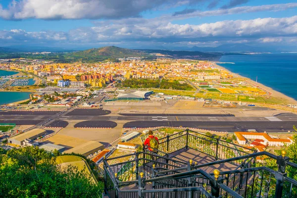 Gibraltar 'ın havadan görünüşü, havaalanı, İspanya ve Algeciras Körfezi' ndeki la linea de la concepcion kasabası..