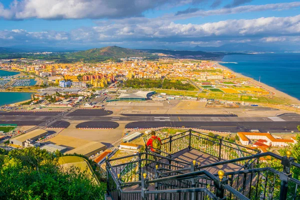 Gibraltar 'ın havadan görünüşü, havaalanı, İspanya ve Algeciras Körfezi' ndeki la linea de la concepcion kasabası..