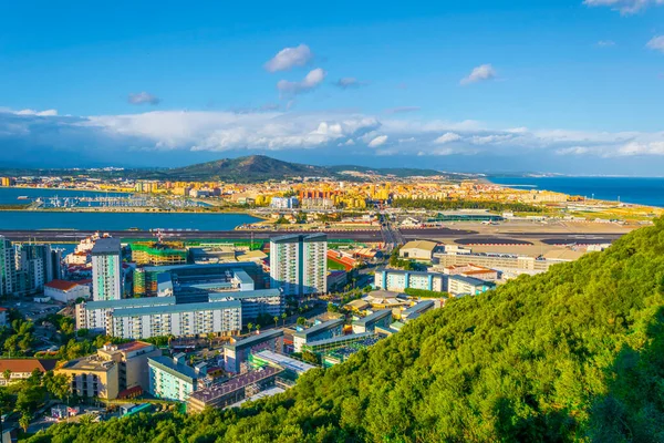 Gibraltar 'ın havadan görünüşü, havaalanı, İspanya ve Algeciras Körfezi' ndeki la linea de la concepcion kasabası..