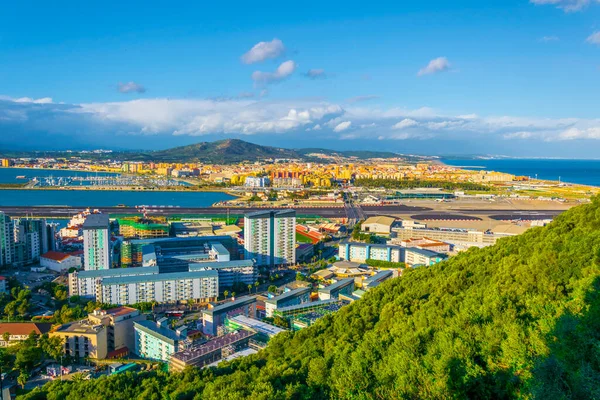 Gibraltar 'ın havadan görünüşü, havaalanı, İspanya ve Algeciras Körfezi' ndeki la linea de la concepcion kasabası..