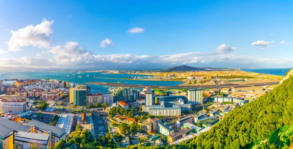 Gibraltar 'ın havadan görünüşü, havaalanı, İspanya ve Algeciras Körfezi' ndeki la linea de la concepcion kasabası..