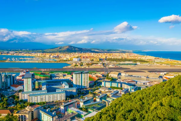 Gibraltar 'ın havadan görünüşü, havaalanı, İspanya ve Algeciras Körfezi' ndeki la linea de la concepcion kasabası..