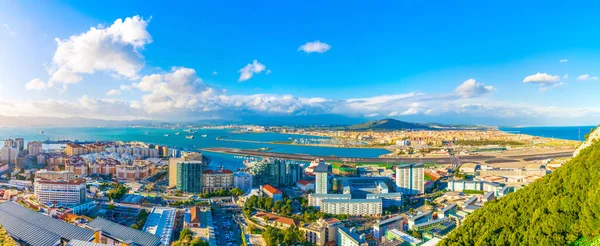 Gibraltar 'ın havadan görünüşü, havaalanı, İspanya ve Algeciras Körfezi' ndeki la linea de la concepcion kasabası..