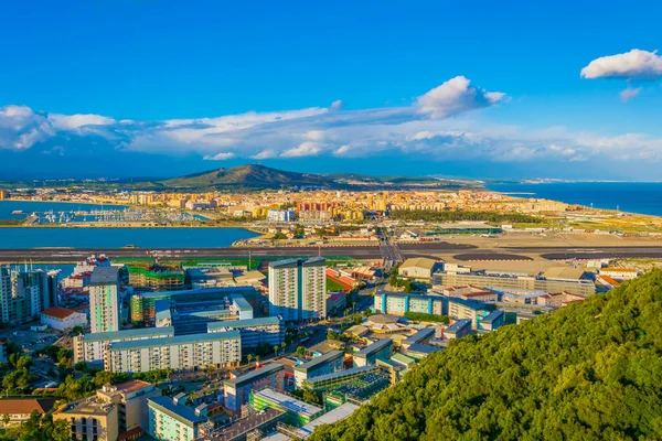 Gibraltar 'ın havadan görünüşü, havaalanı, İspanya ve Algeciras Körfezi' ndeki la linea de la concepcion kasabası..