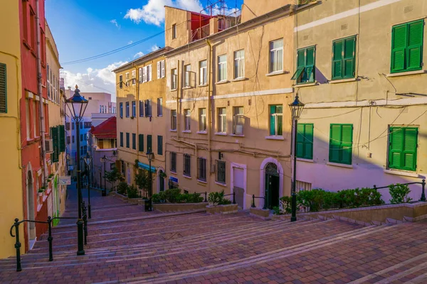 Cebelitarık 'ta renkli dar bir caddenin manzarası