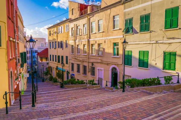 Cebelitarık 'ta renkli dar bir caddenin manzarası