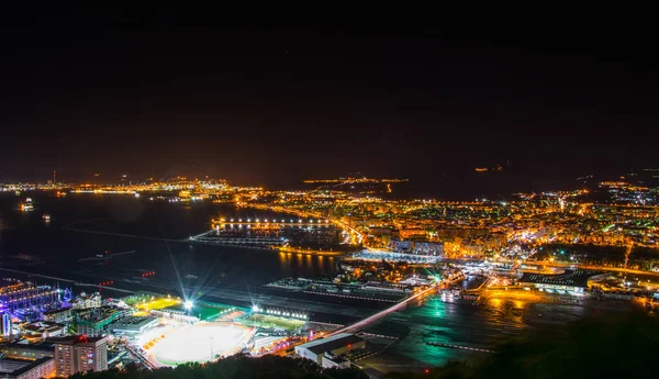 Aydınlatılmış Cebelitarık 'ın gece hava manzarası, havaalanı, İspanya ve Algeciras Körfezi' ndeki la linea de la concepcion kasabası.