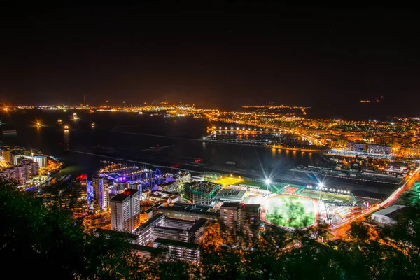 Aydınlatılmış Cebelitarık 'ın gece hava manzarası, havaalanı, İspanya ve Algeciras Körfezi' ndeki la linea de la concepcion kasabası.