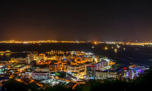 Aydınlatılmış Cebelitarık ve Algeciras Körfezi 'nin gece görüşü