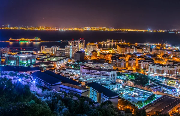 Aydınlatılmış Cebelitarık ve Algeciras Körfezi 'nin gece görüşü