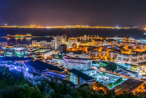 Aydınlatılmış Cebelitarık ve Algeciras Körfezi 'nin gece görüşü