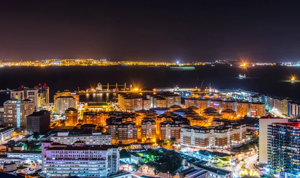 Aydınlatılmış Cebelitarık ve Algeciras Körfezi 'nin gece görüşü