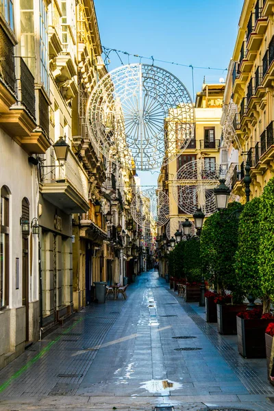 İspanya 'nın Cadiz şehrindeki karanlık dar bir caddenin manzarası