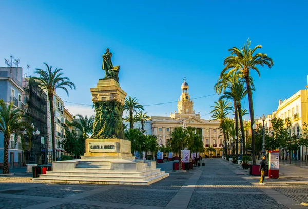 Tanrı 'nın Aziz John Meydanı' ndaki Cadiz Belediyesi manzarası.