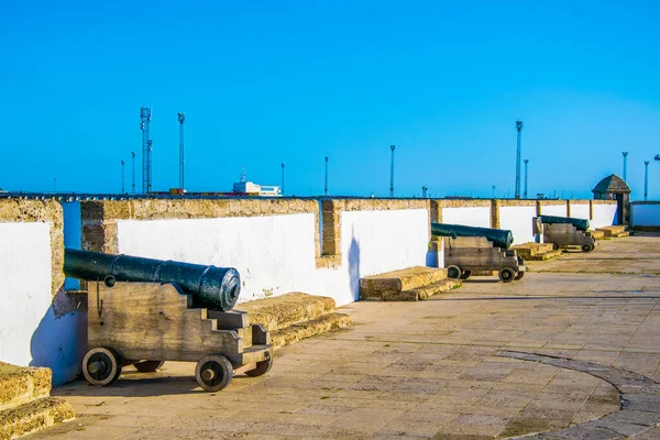 Cadiz 'deki limanı çevreleyen savunma duvarına yerleştirilmiş toplar.