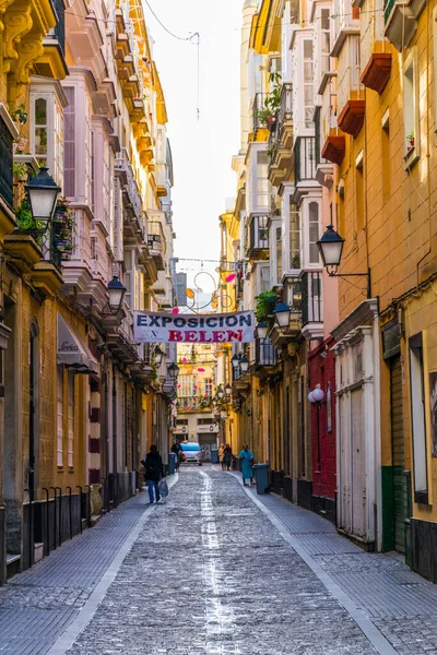 Uitzicht Een Smalle Straat Het Spaans Stad Cadiz — Stockfoto
