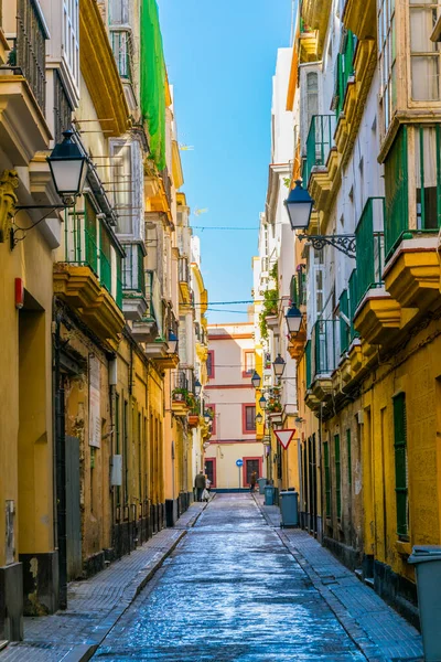 İspanyolca dar bir sokakta görünümünü şehir cadiz