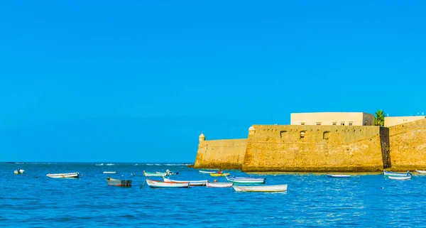 Spanya Limanındaki Cadiz Limanındaki Bir Savunma Duvarı Şehri Yüksek Gelgitten — Stok fotoğraf