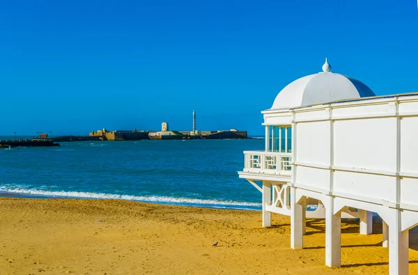 Cadiz 'deki San Sebastian Kalesi. La Caleta sahilindeki eski hamamdan İspanya manzaralı.