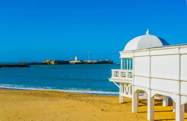 Cadiz 'deki San Sebastian Kalesi. La Caleta sahilindeki eski hamamdan İspanya manzaralı.