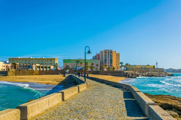 İspanyol şehri Cadiz 'deki San Sebastian şatosuna giden dar bir tuğla yol.