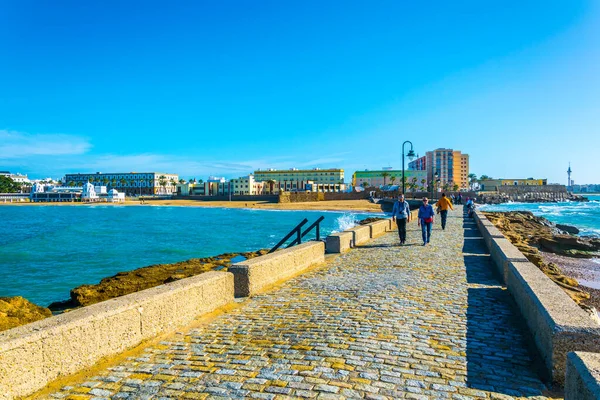 İspanyol şehri Cadiz 'deki San Sebastian şatosuna giden dar bir tuğla yol.