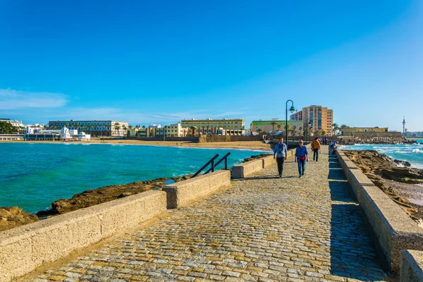 İspanyol şehri Cadiz 'deki San Sebastian şatosuna giden dar bir tuğla yol.