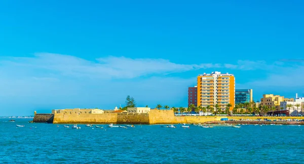 İspanya limanındaki Cadiz limanındaki bir savunma duvarı şehri yüksek gelgitten koruyor.