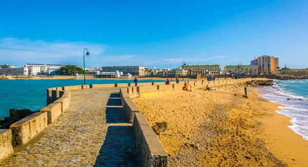 İspanyol şehri Cadiz 'deki San Sebastian şatosuna giden dar bir tuğla yol.