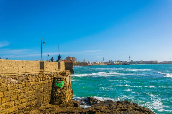 İspanyol şehri Cadiz 'deki San Sebastian şatosuna giden dar bir tuğla yol.